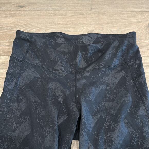 GAPFIT Black Gray GFast Broken Chevron Cropped Workout Active Capris Size Large - Picture 3 of 11